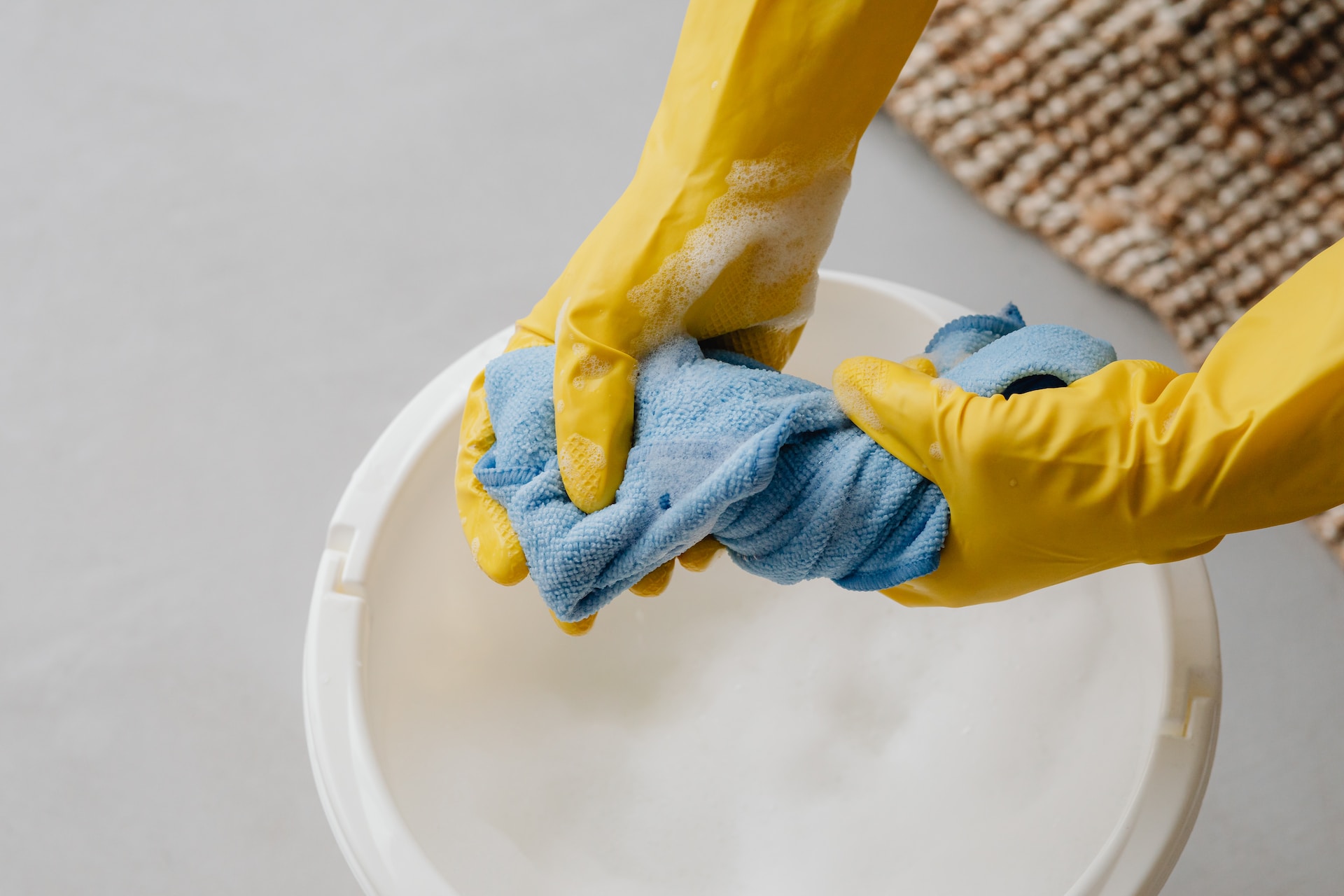 You are currently viewing Don’t Hire Cleaning Services If You Spot These 3 Red Flags