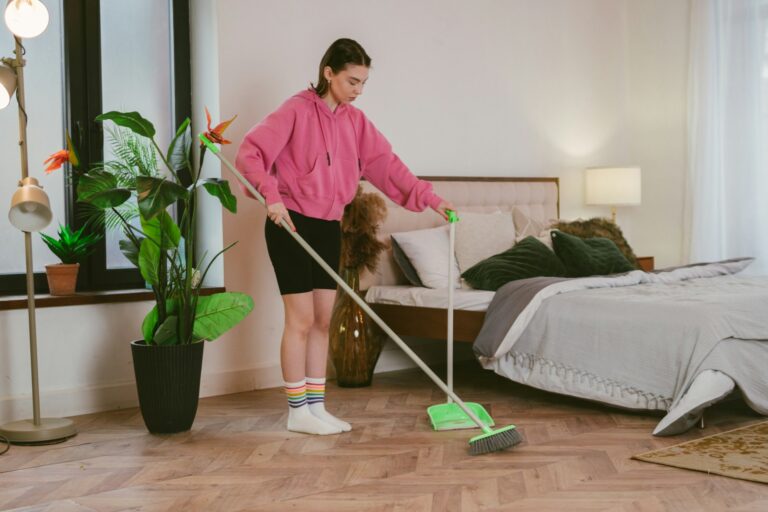 Read more about the article Top Tips for Maintaining a Clean and Organized Home Between Professional Cleaning Sessions