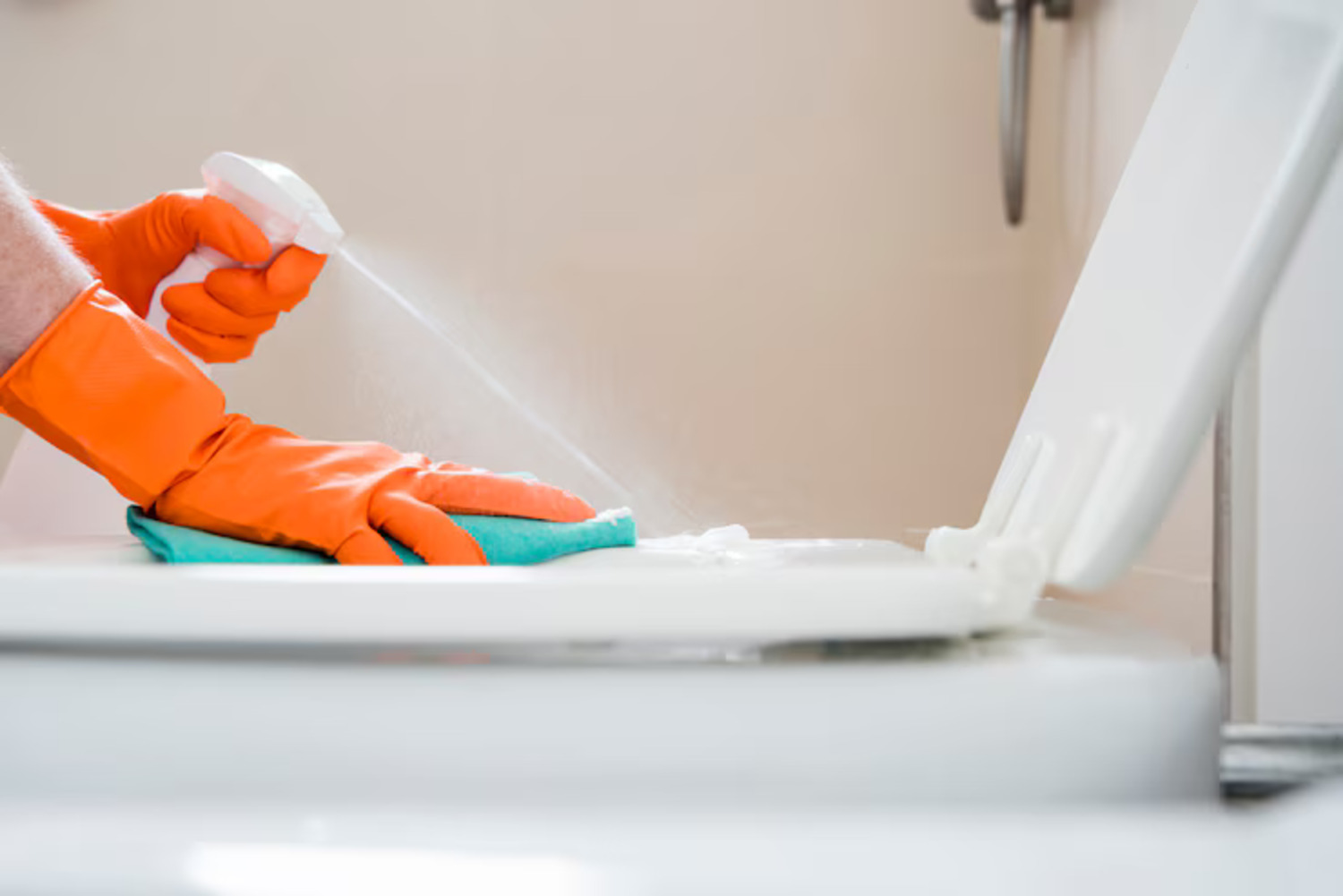 Why Your Bathroom Still Smells After Cleaning and How to Fix It